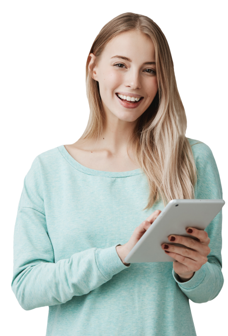 Mulher sorrindo com tablet na mão